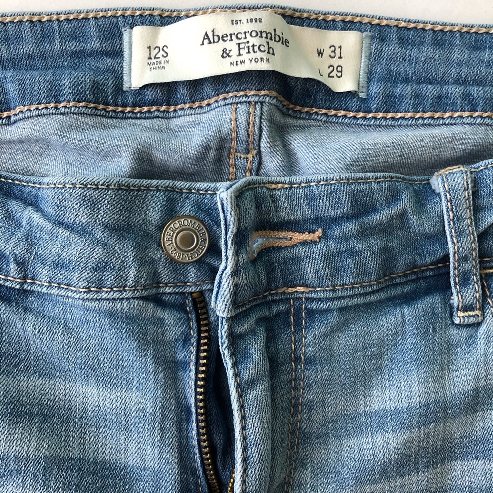 ABERCROMBIE Alyssa Light Wash Distressed Petite Skinny Jeans Size 12 / 31 Short - Picture 3 of 10